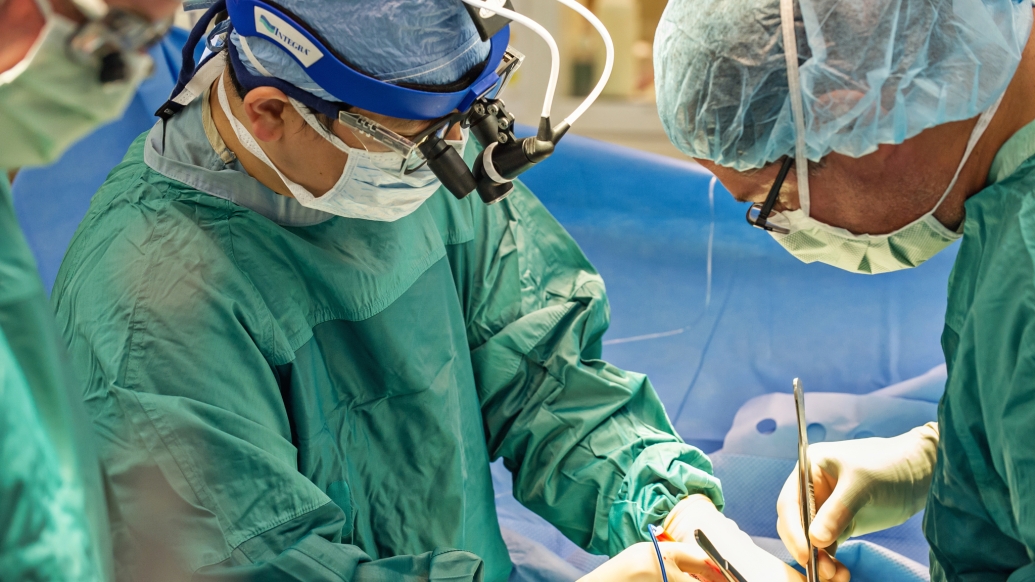Surgeons inserting a LVAD into a patient